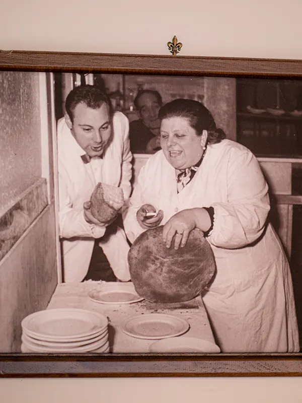 la sora lella che taglia il pane