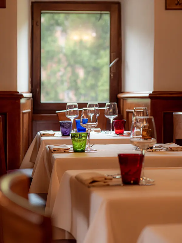 tavoli ed apparecchiatura