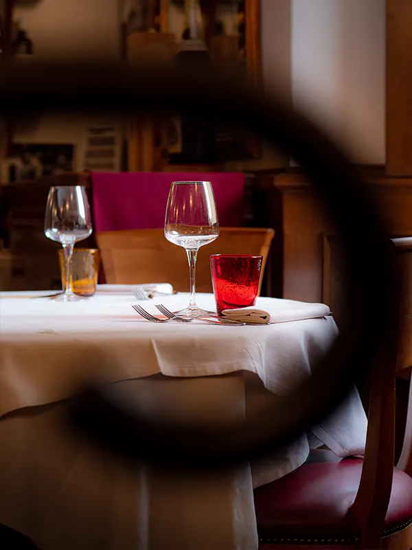 dettaglio del tavolo con bicchieri